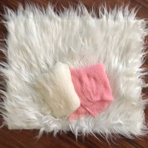 Newborn Girl Photoshoot Accessories: Wrap and Rug